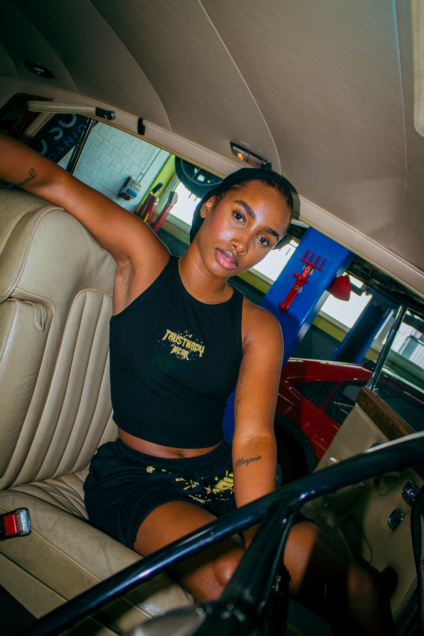 WOMAN BLACK TANK TOP