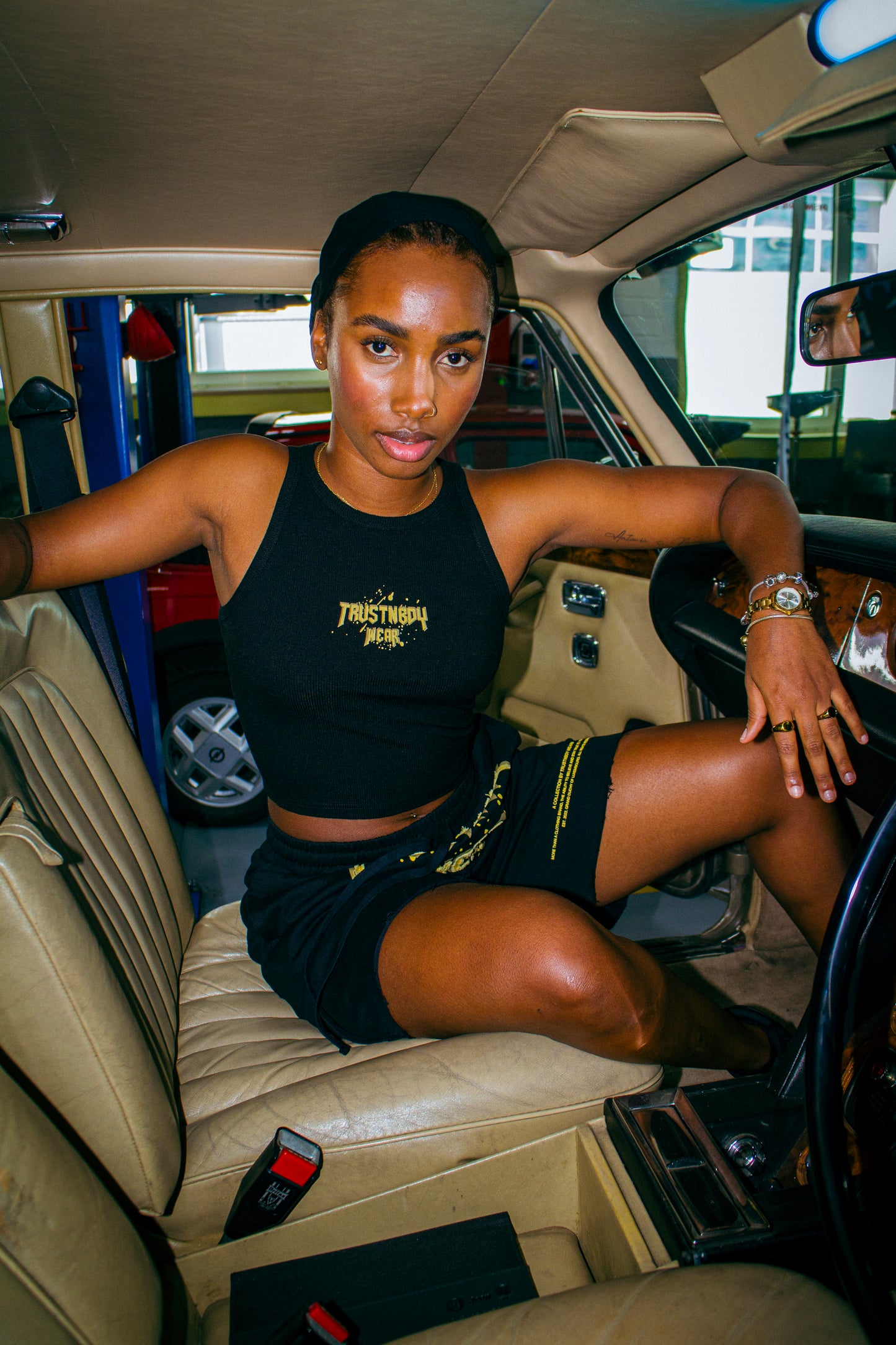 WOMAN BLACK TANK TOP